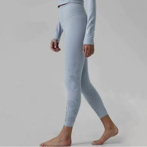Athleta Elevation Eyelet Flower Detail 7/8 Legging Light Blue Size Medium
